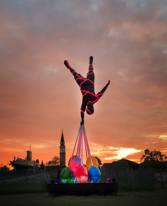 'Why People Can't Fly' van Vasily Klyukin