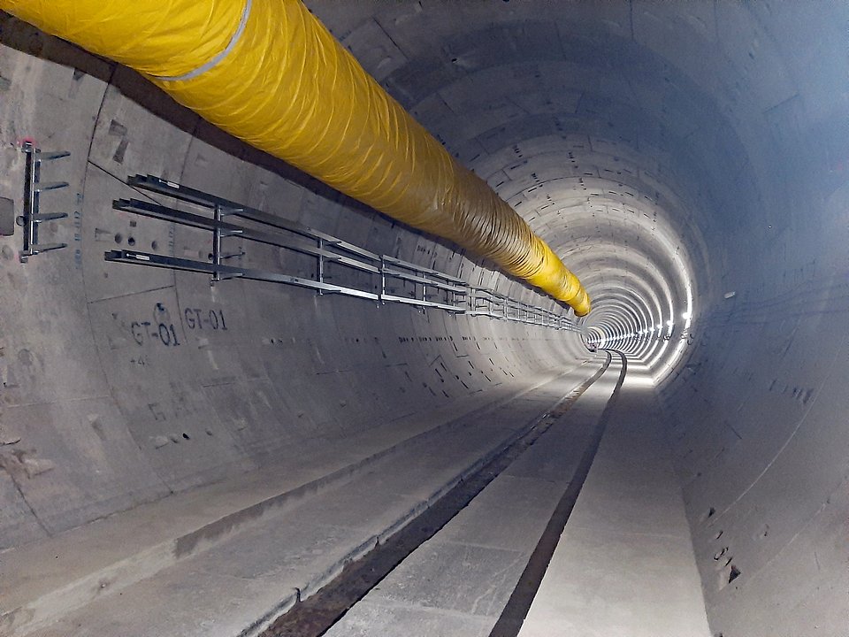 Bezpieczne trasy ratunkowe: kotwy sworzniowe fischer FAZ II i stalowe płyty zabezpieczają chodniki awaryjne w podwójnym tunelu nowej linii Tren Interurbano México Toluca, która łączy Meksyk z Toluca. Zdjęcie: fischer Bezpieczne trasy ratunkowe: kotwy sworzniowe fischer FAZ II i stalowe płyty zabezpieczają chodniki awaryjne w podwójnym tunelu nowej linii Tren Interurbano México Toluca, która łączy Meksyk z Toluca. Zdjęcie: fischer