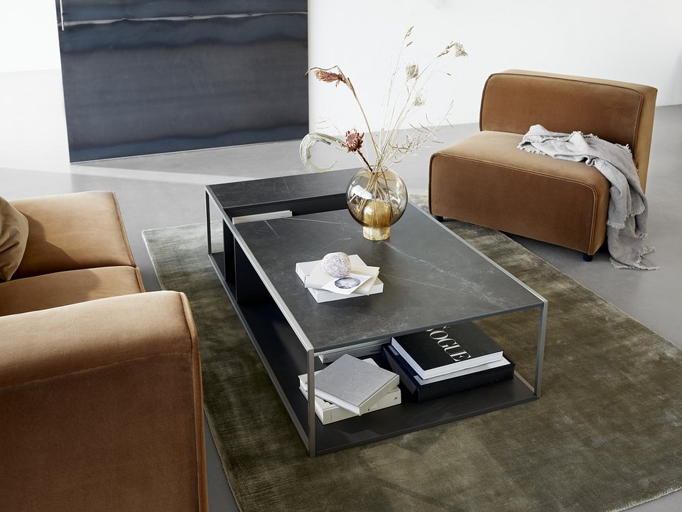 Stolik kawowy Philadelphia, cena od 2990,-<br>Fotel/moduł podstawowy Carmo, cena od 3.049,-<br>Sofa Carmo, cena od 4.290,-