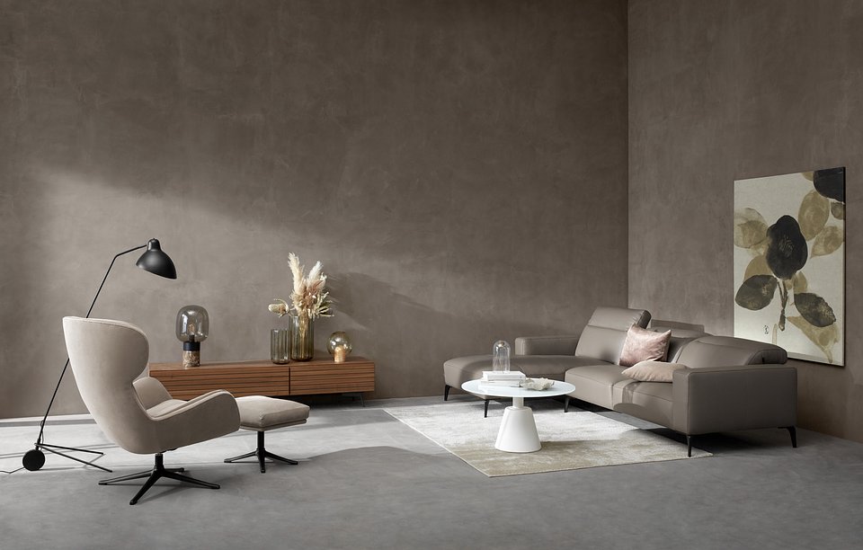 Sofa Zürich z szezlongiem, cena 10.666,-<br>Fotel Reno, cena od 5.949,-<br>Podnóżek Reno, cena od 1.979,-<br>Stolik kawowy Madrid, cena od 3.090,-<br>Dywan Foursquare, cena od 4.890,-<br>Lampa podłogowa Demand, cena 3.239,-<br>Lampa stołowa Stockholm, cena 1.429,-<br>Obraz Hana No Ma II, cena 2.690,-