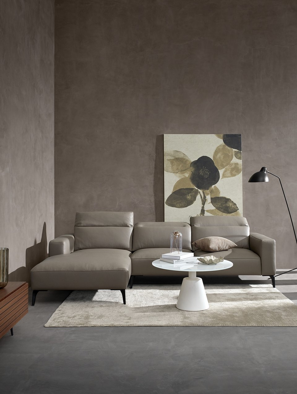 Sofa Zürich z szezlongiem, cena 10.666,-<br>Stolik kawowy Madrid, cena od 3.090,-<br>Dywan Foursquare, cena od 4.890,-<br>Lampa podłogowa Demand, cena 3.239,-<br>Obraz Hana No Ma II, cena 2.690,-