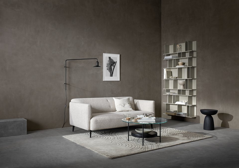 Sofa Modena 2,5 osobowa, cena od 3.799,-<br>Stolik kawowy Madrid, cena od 2.419,-<br>Regał Como, cena 5.029,-<br>Lampa ścienna Aerial, cena 1.959,-<br>Dywan Ridge, cena od 3.190,-<br>Obraz Canadian Burned, cena 619,-<br>Stolik pomocniczy Expose, cena 1.419,-