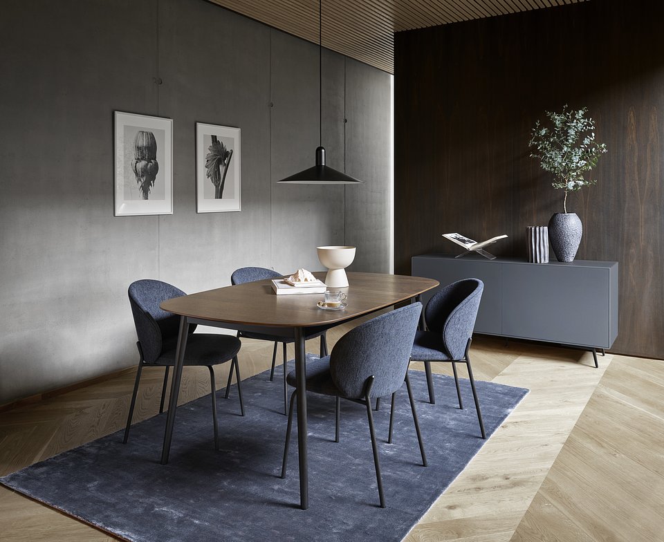 Stół Kingston z dodatkowym blatem, cena od 3.990,-<br>Krzesło Princeton, cena od 1.497,-<br>Bufet Fermo, cena 3.919,-<br>Lampa wisząca Aerial, cena od 879,-<br>Dywan Loom, cena od 3.429,-<br>Obraz w ramie Common Dandelion/Canadian Burnet, cena 619,-<br>