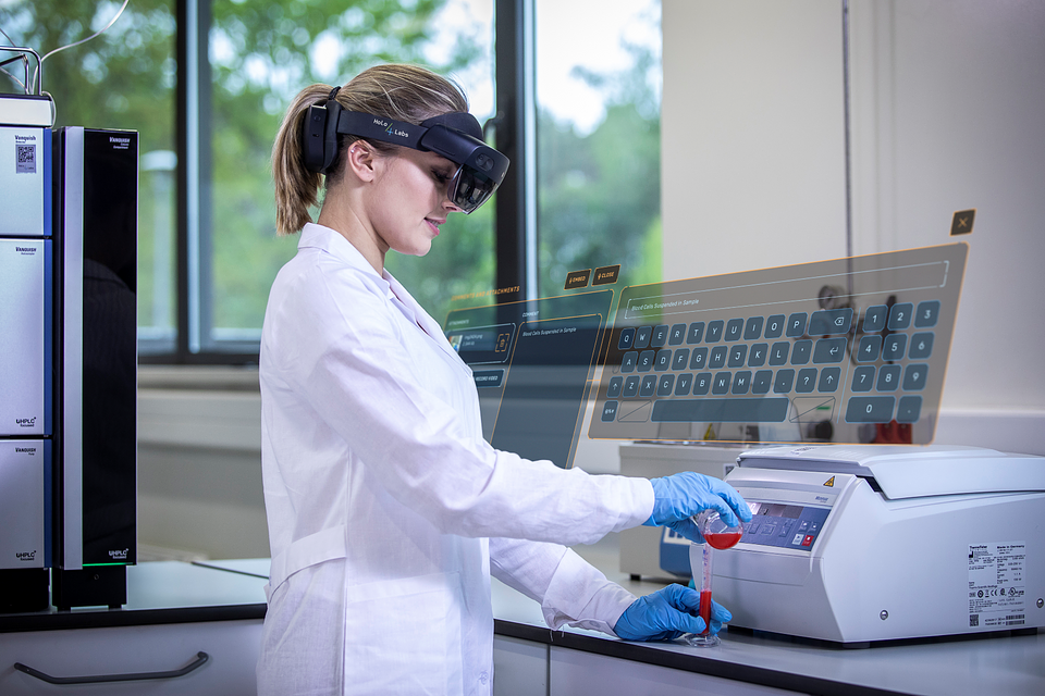 Holo4Labs MR w laboratorium wolne ręce do pracy M.png