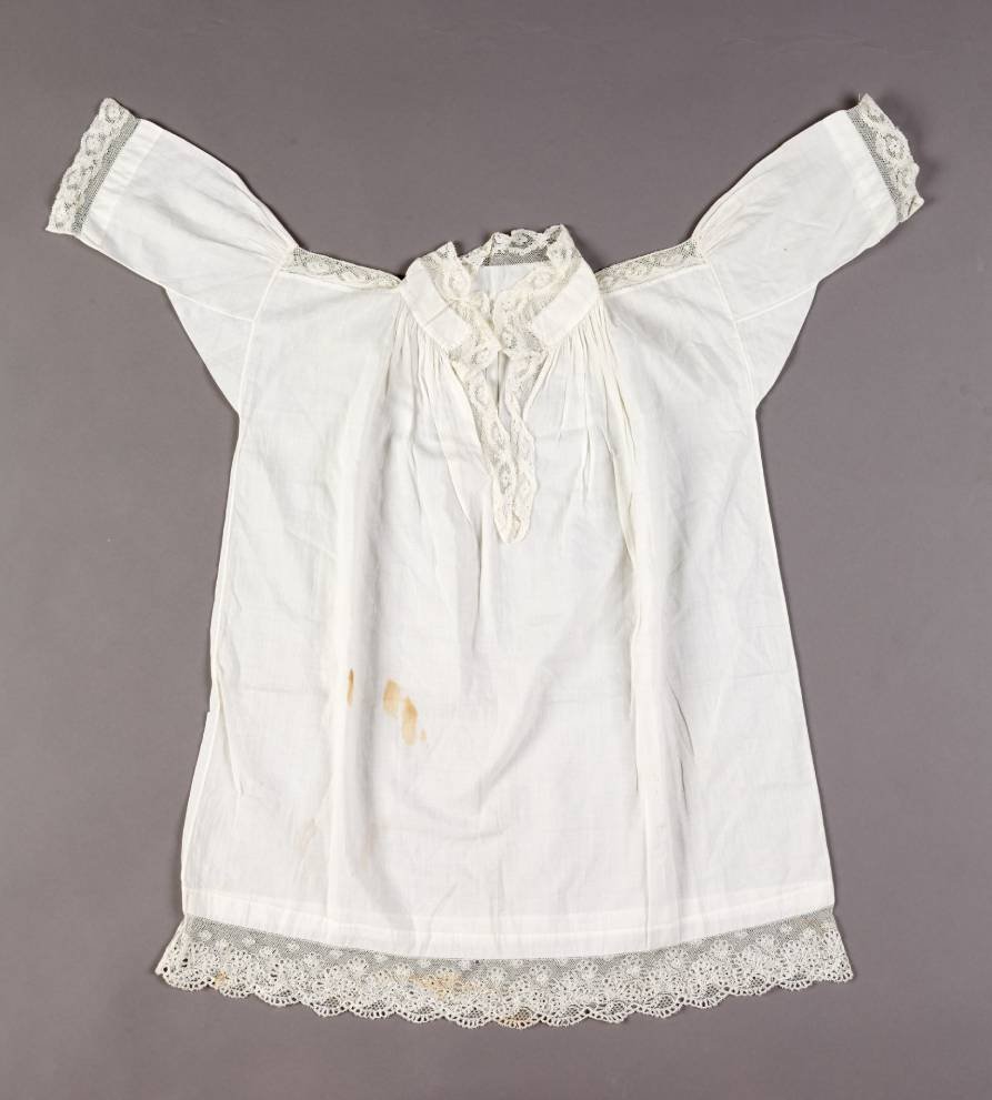 Koszulka chrzcielna Józefa Piłsudskiego i jego starszego rodzeństwa, XIX w, Muzeum Józefa Piłsudskiego w Sulejówku, materiały prasowe