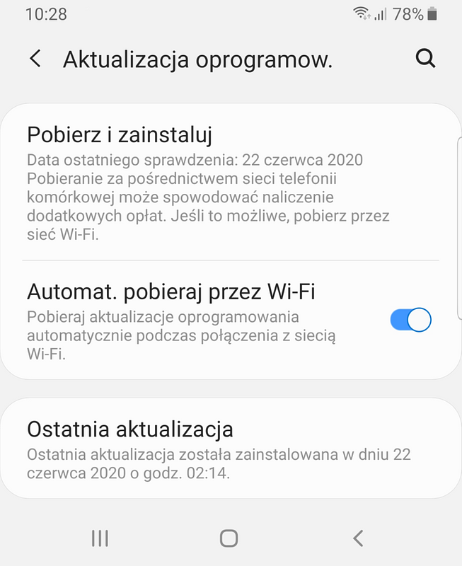 Zaznaczenie pobierania automatycznych aktualizacji przez sieć Wi-Fi zabezpieczy smartfon dziecka przed dużym rachunkiem związanym z transferem danych, zwłaszcza za granicą.