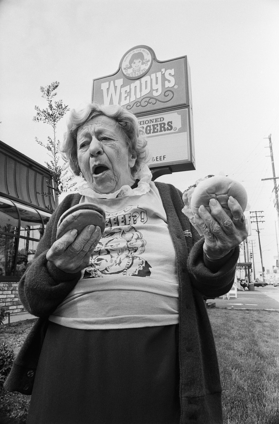 Clara Peller trzyma burgera przed restauracją Wendy's, fot. Getty Images.
