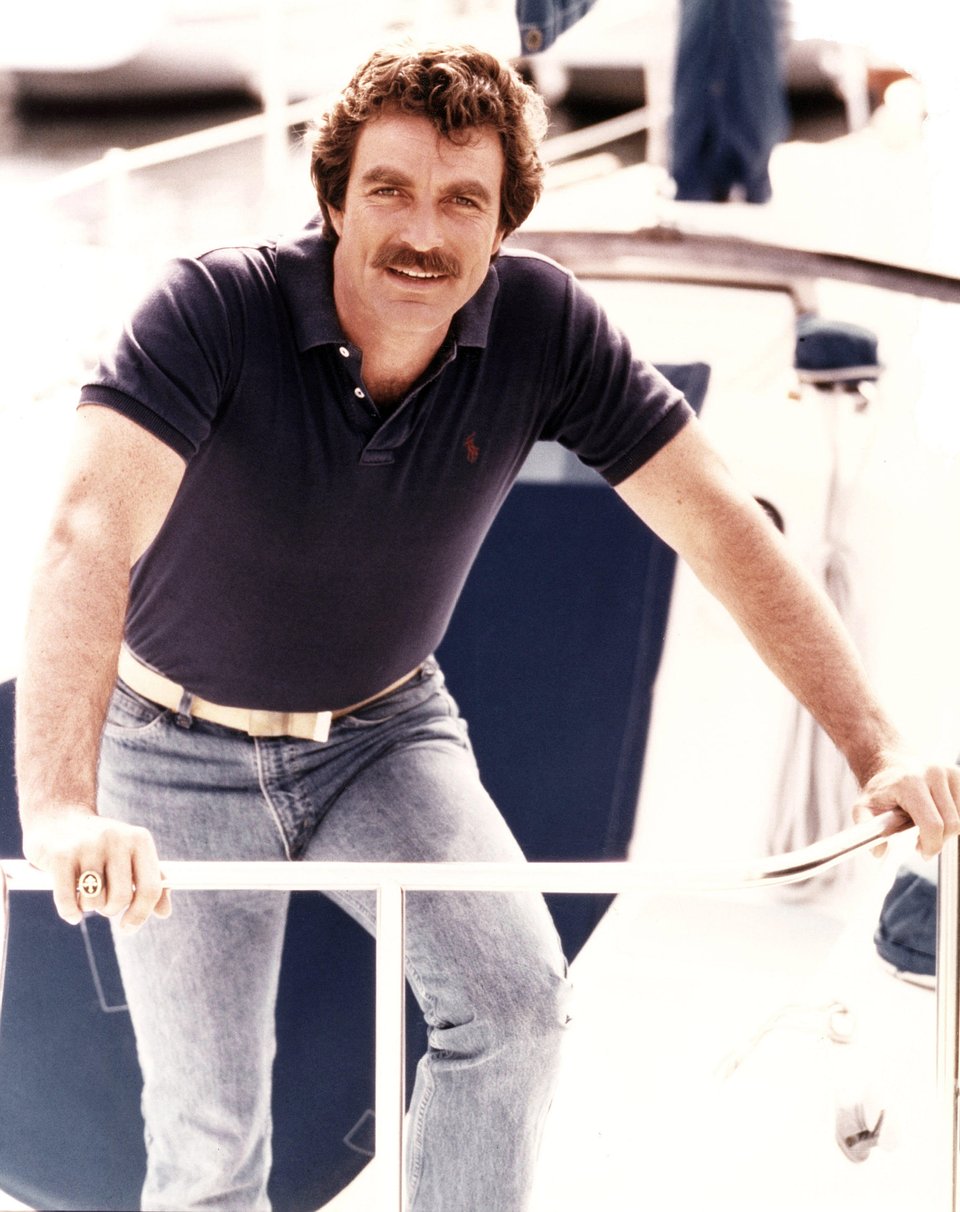 Aktor Tom Selleck w koszulce polo marki Ralph Lauren, fot. Everett Collection Inc/Alamy Stock Photo.