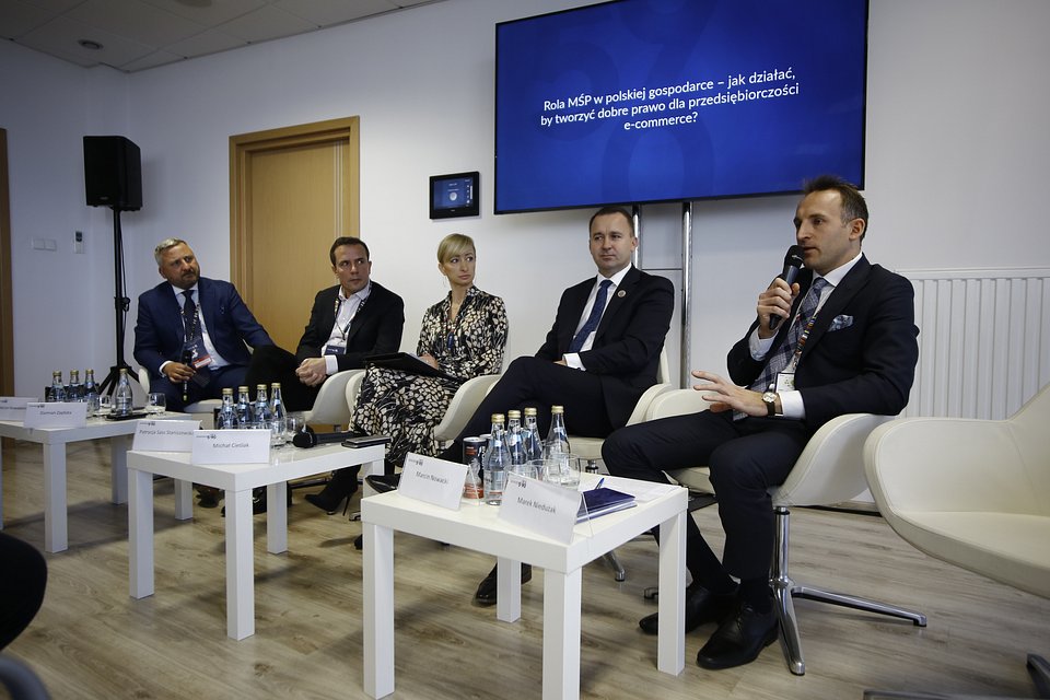 Damian Zapłata (drugi od lewej) w trakcie panelu o roli MŚP w polskiej gospodarce podczas Kongresu 590.