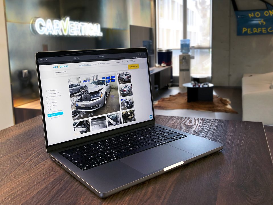Laptop_mockup_3-3.jpg
