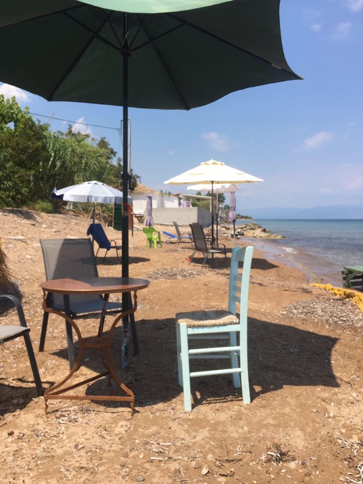 Jak wyglądają wakacje 2020 w Grecji w praktyce? Słońce, morze, plaża i mało turystów. Na zdjęciu jedna z plaż na Peloponezie / Fot. IH
