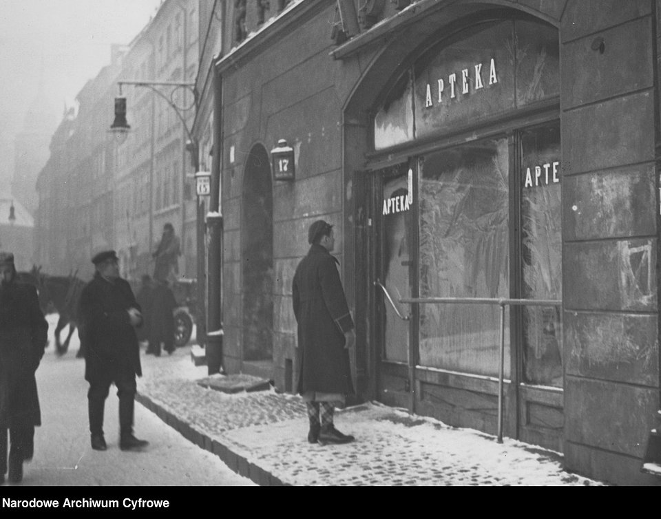 Warszawa. Widok Rynku Starego Miasta od strony ul. Świętojańskiej. Strona Kołłątaja. Widoczna apteka - Rynek Starego Miasta 17 - kamienica Godswillera (Swignowska, Malkowska, Markiewiczowska), 1938 r.