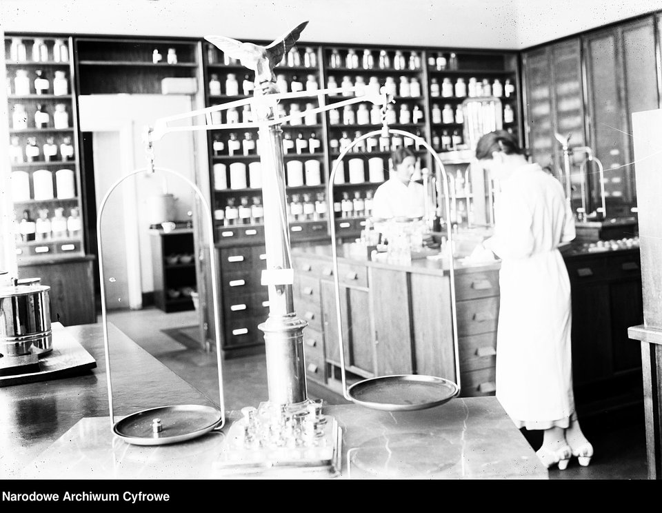 Kraków. Szpital Ubezpieczalni Społecznej imienia Gabriela Narutowicza przy ulicy Prądnickiej 35-37. Apteka szpitalna. Na pierwszym planie szalkowa waga laboratoryjna, 1936 r.