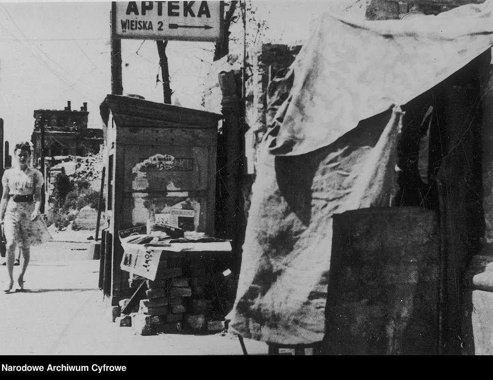 Życie codzienne na ulicach Warszawy. Ulica Piękna. Widoczny szyld apteki przy ul. Wiejskiej 2, 1947-48.