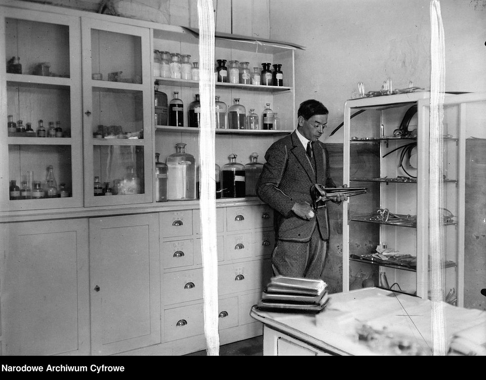 Apteka w ambulatorium weterynaryjnym w Trzebini - wnętrze, przed 1939 r.
