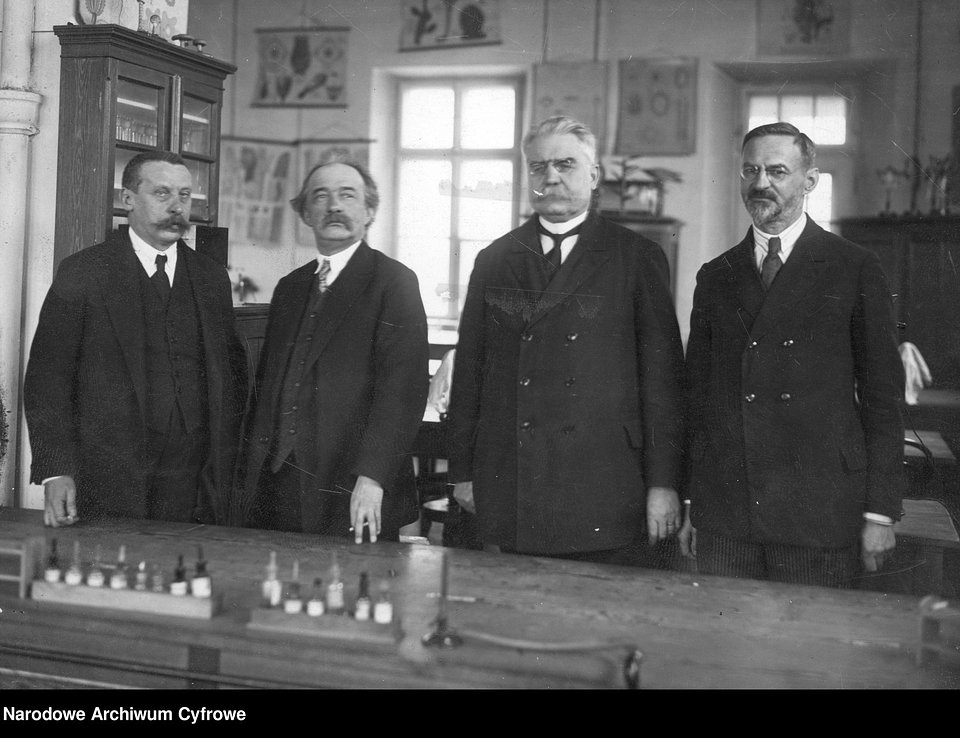 Wydział Farmaceutyczny Uniwersytetu Warszawskiego. Władze wydziału. Widoczni od lewej: prof. Jan Zaleski, dziekan prof. Władysław Mazurkiewicz, prodziekan prof. Bronisław Koskowski, sekretarz wydziału prof. Adam Koss, 1926 r.