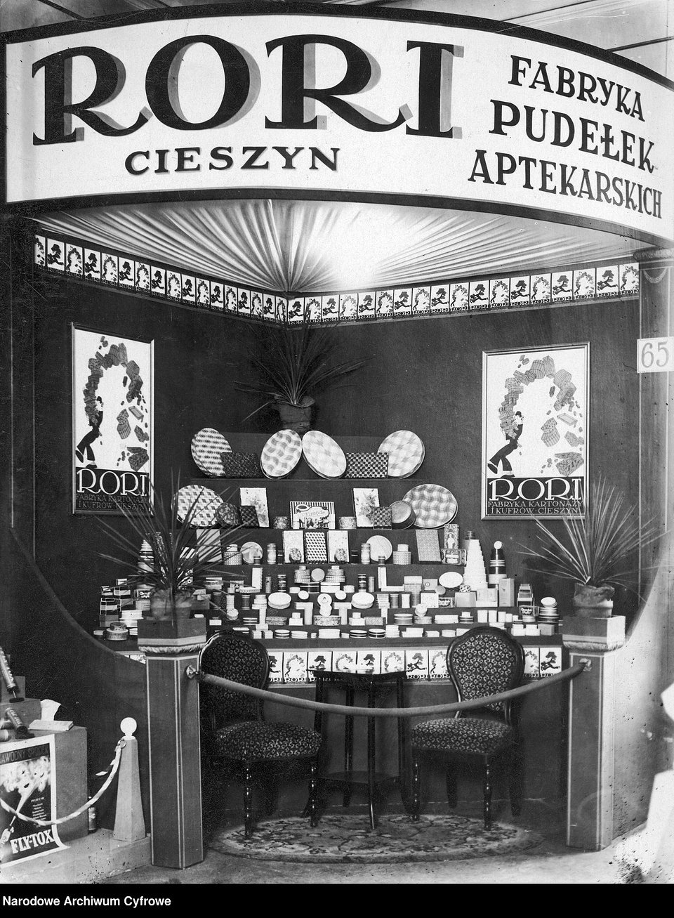 Wystawa Sanitarno-Higieniczna w Warszawie. Ekspozycja pudełek aptekarskich wyprodukowanych w Fabryce Pudełek Aptekarskich RORI w Cieszynie, 1927 r.