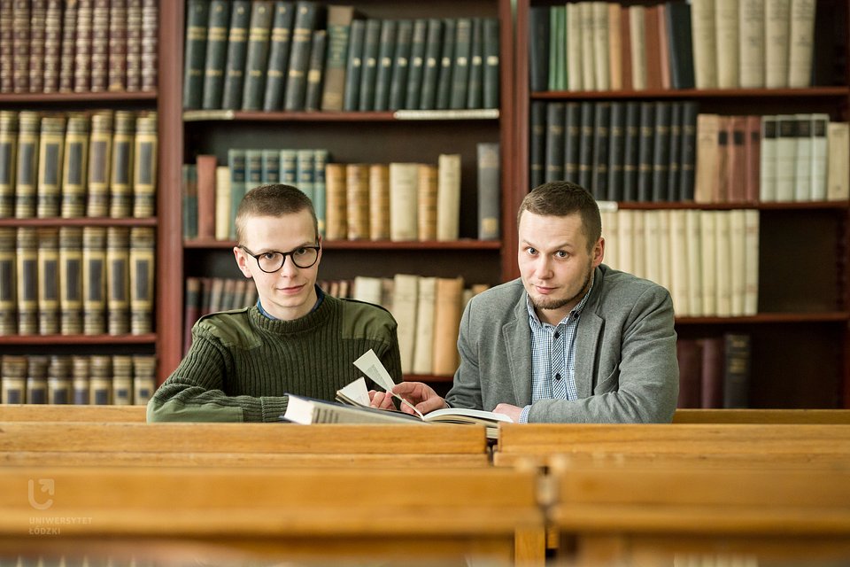 Łukasz i dr Kamil Piskała z Instytutu Historii UŁ. Łukasz przygotowywał się do wystąpienia o historii najnowszej Polski.