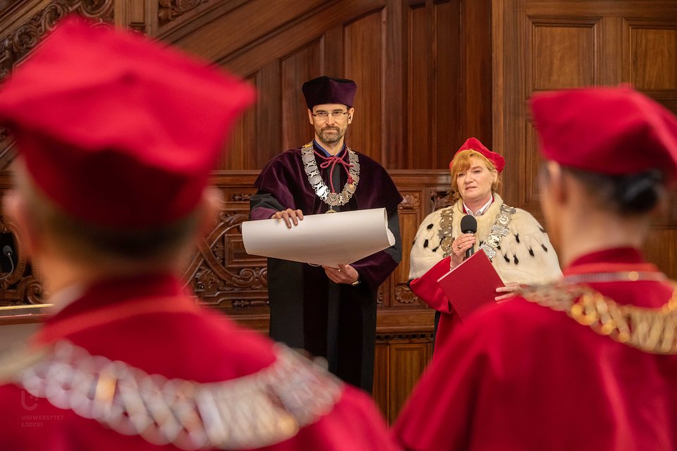 prof. Elżbieta Żądzińska, Rektor UŁ; prof. Rafał Matera, promotor dhc