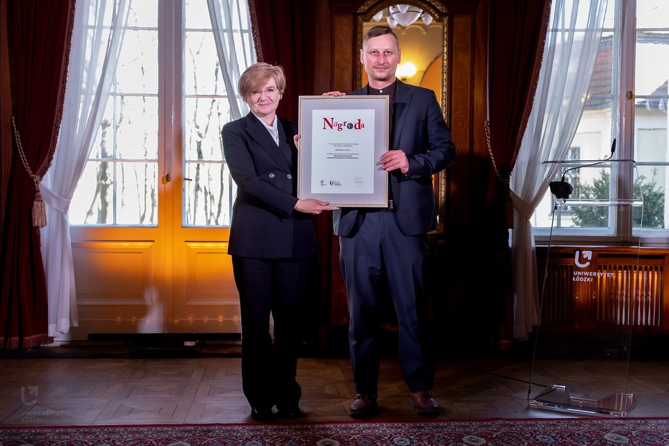 prof. Zbigniew Szmyt, laureat nagrody z prof. Elżbietą Żądzińską, rektor UŁ