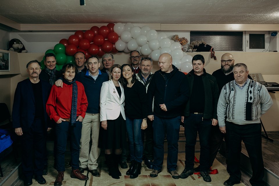 dr Tomasz Lachowski z Uniwersytetu Łódzkiego (trzeci od prawej) po raz kolejny osobiście włączył się do akcji pomocy Polakom w Naddniestrzu. (fot. Marta Rybicka)