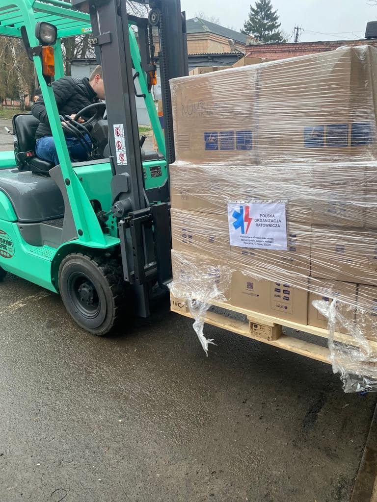 Rozładunek transportu humanitarnego w Ukrainie.