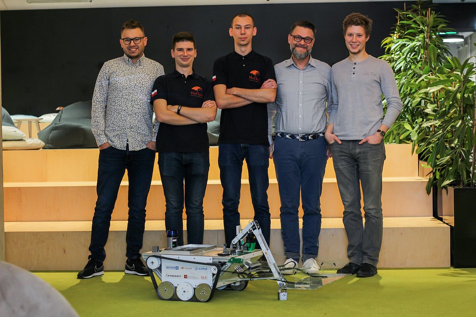 Podczas jednego ze spotkań we wrocławskiej siedzibie Spyrosoft na Nowym Targu. Od lewej: Grzegorz Gembara (Spyrosoft), Michał Piotrowicz (KoNaR), Krystian Mirek (KoNaR), Łukasz Wójcik (Spyrosoft), Mateusz Michalak (KoNaR).