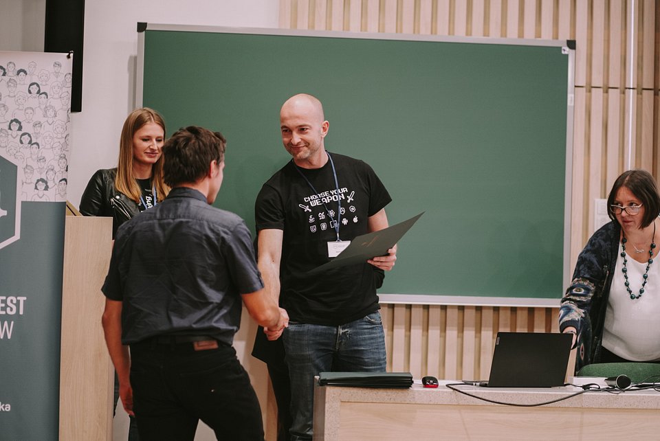 Tomasz Juszczuk, dyrektor Spyrosoft w Białymstoku gratuluje wygranej uczestnikom Białostockiego Testu Informatyków, fot. materiały prasowe Spyrosoft