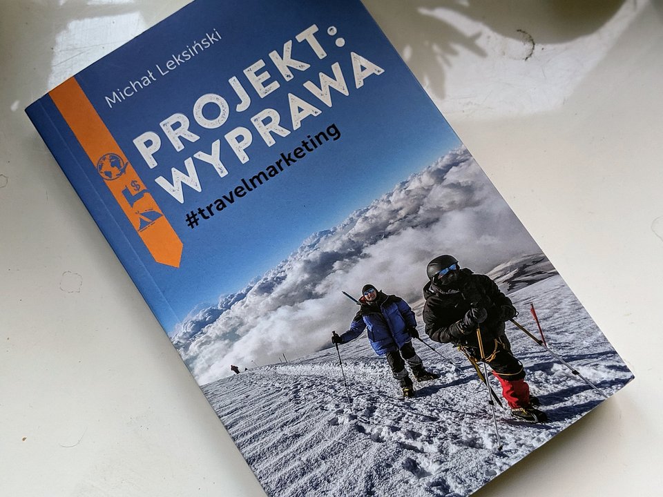 „Nie chcę spłycać i trywializować świata podróży i wielkich wypraw, sprowadzać go wyłącznie do poziomu marketingowych narzędzi wielkich korporacji. Dla mnie podróżowanie zawsze było i będzie wartością nadrzędną. Niemniej wielkie projekty często wymagają wielkiego nakładu finansowego. Śmiałe pomysły potrzebują partnerów, a odważne idee wsparcia. Stąd zrodził się pomysł napisania tej książki.”