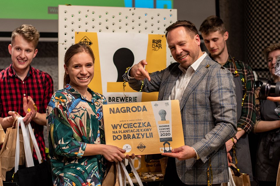 Łukasz Mrowiński, CEO Etno Cafe, wręcza główną nagrodę Adriannie Skrzypek.