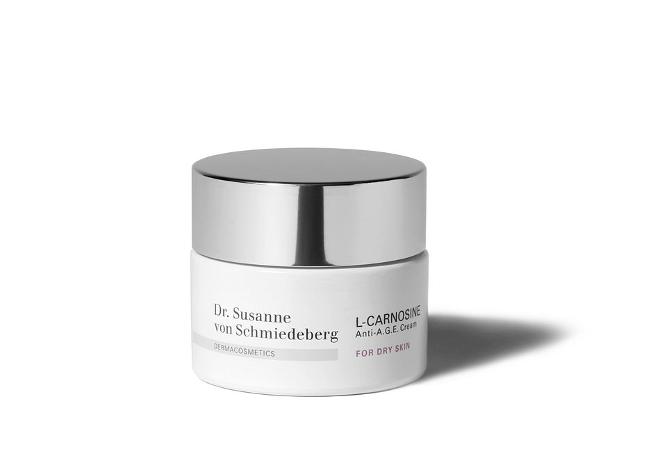 L-CARNOSINE ANTI-A.G.E. KREM dla skóry suchej
L-Carnosine Anti-A.G.E. Krem dla skóry suchej od DERMACOSMETICS - Dr. Susanne von Schmiedeberg skutecznie zapobiega powstawaniu zmarszczek przez spowolnienie procesu zasłodzenia. Wyjątkowy składnik
aktywny L-Carnosine potrafi redukować związki A.G.E.s (Advanced Glycation Endproducts), które w skórze odpowiadają za jej zasłodzenie, a przez to wyraźnie spowolnić proces starzenia się skóry. Dodatkowo ekstrakty roślinnych komórek macierzystych podtrzymują aktywność komórek skóry i wyraźnie przedłużają ich cykl życia. Sucha skóra zostaje intensywnie i długotrwale nawilżona. Widoczny rezultat: młodzieńczo wygładzona skóra.
Wskazówka: Dla wzmocnienia działania kremu L-Carnosine Anti-A.G.E. polecane jest jego stosowanie w połączeniu w odpowiednim rodzajem Power Serum.
Cena: 339 zł / 50 ml