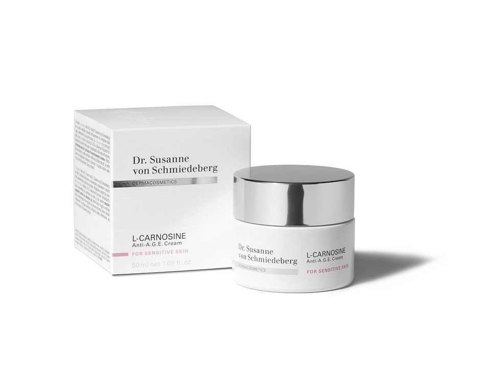 L-CARNOSINE ANTI-A.G.E. KREM dla skóry wrażliwej
L-Carnosine Anti-A.G.E. Krem dla skóry wrażliwej od DERMACOSMETICS -
Dr. Susanne von Schmiedeberg skutecznie zapobiega powstawaniu zmarszczek przez spowolnienie procesu zasłodzenia. Wyjątkowy składnik aktywny
L-Carnosine potrafi redukować związki A.G.E.s (Advanced Glycation Endproducts), które w skórze odpowiadają za jej zasłodzenie, a przez to wyraźnie spowolnić proces starzenia się skóry. Dodatkowo ekstrakty roślinnych komórek macierzystych podtrzymują aktywność komórek skóry i wyraźnie przedłużają ich cykl życia. Beta-Glucan łagodzi wrażliwą skórę
i wzmacnia jej barierę ochronną. Skóra zostaje intensywnie i długotrwale nawilżona. Widoczny rezultat: młodzieńczo wygładzona skóra. Bezzapachowy.
Wskazówka: Dla wzmocnienia działania kremu L-Carnosine Anti-A.G.E. polecane jest jego stosowanie w połączeniu w odpowiednim rodzajem Power Serum.
Cena: 339 zł / 50 ml