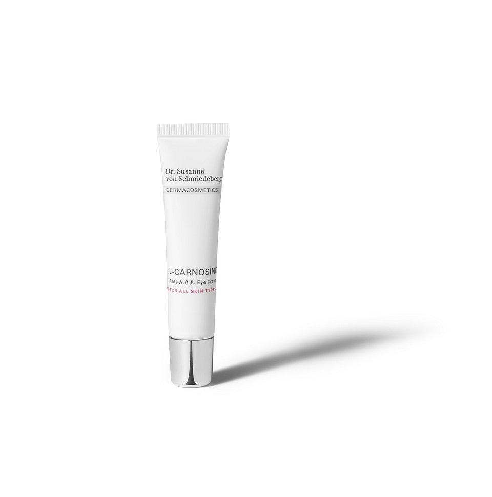 L-CARNOSINE ANTI-A.G.E. KREM POD OCZY do każdego typu skóry
Krem pod oczy L-Carnosine Anti-A.G.E. od DERMACOSMETICS - Dr. Susanne von Schmiedeberg, dzięki zawartości L-Carnosine oraz ekstraktu z nasion Vigna Aconitifolia, redukuje zasłodzenie skóry wokół oczu i stymuluje skórę do produkcji kolagenu. Odnowa komórek zostaje pobudzona, opuchnięcia
i zmarszczki zmniejszają się. Krem pod oczy L-Carnosine Anti-A.G.E. należy nakładać na skórę wokół oczu rano i wieczorem, delikatnie wklepując go opuszkami palców. Widoczny rezultat: jędrniejsza skóra wokół oczu.
Cena: 219 zł / 15 ml