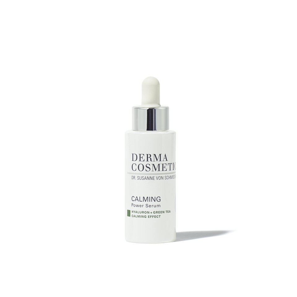 SILNE SERUM USPOKAJAJĄCE
przynosi skórze ukojenie
Silne serum uspokajające z ekstraktem z zielonej herbaty
i niskocząsteczkowym kwasem hialuronowym o głębokim działaniu przywraca podrażnionej i napiętej skórze równowagę. Skóra zostaje dodatkowo intensywnie i długotrwale nawilżona.
Wskazówka: Dla uzyskania optymalnych rezultatów poleca się stosowanie serum w połączeniu z kremem L-Carnosine Anti-A.G.E. Pomiędzy aplikacjami należy odczekać 1-2 minuty, aby serum mogło się wchłonąć.
Cena: 249 zł / 30 ml