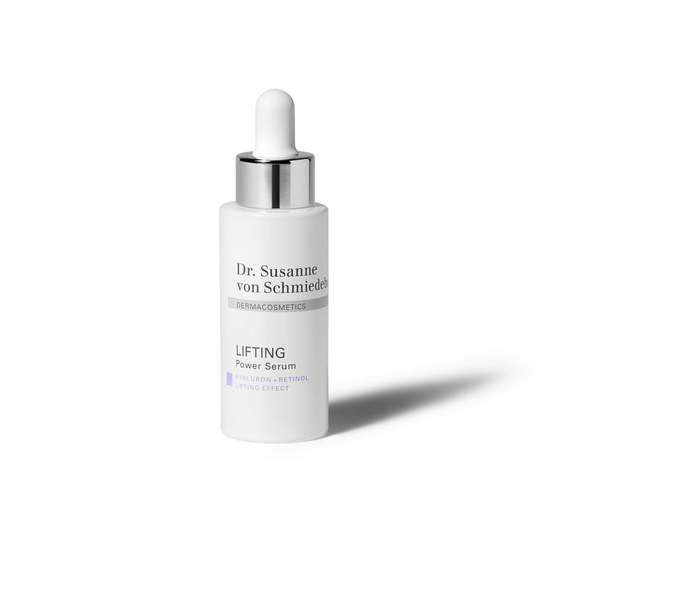SILNE SERUM LIFTINGUJCE
dla widocznie jędrniejszej i gładszej skóry
Silne serum liftingujące, przy pomocy retinolu i niskocząsteczkowego kwasu hialuronowego o głębokim działaniu, wygładza skórę oraz redukuje linie i zmarszczki. Skóra zostaje dodatkowo intensywnie i długotrwale nawilżona.
Wskazówka: Dla uzyskania optymalnych rezultatów poleca się stosowanie serum w połączeniu z kremem L-Carnosine Anti-A.G.E. Pomiędzy aplikacjami należy odczekać 1-2 minuty, aby serum mogło się wchłonąć.
Cena: 299 zł / 30 ml