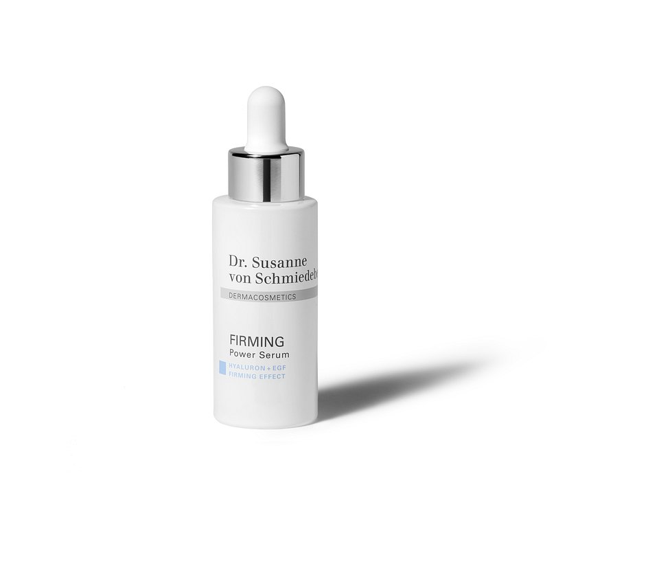 SILNE SERUM WZMACNIAJĄCE
dla widocznie gładszej cery
Silne serum wzmacniające wspomaga odnowę skóry przy pomocy aktywizującego komórki neuroprzekaźnika EGF i niskocząsteczkowego kwasu hialuronowego o głębokim działaniu. Skóra nabiera gładszego wyglądu i zostaje dodatkowo intensywnie oraz długotrwale nawilżona.
Wskazówka: Dla uzyskania optymalnych rezultatów poleca się stosowanie serum w połączeniu z kremem L-Carnosine Anti-A.G.E. Pomiędzy aplikacjami należy odczekać 1-2 minuty, aby serum mogło się wchłonąć.
Cena: 299 zł / 30 ml