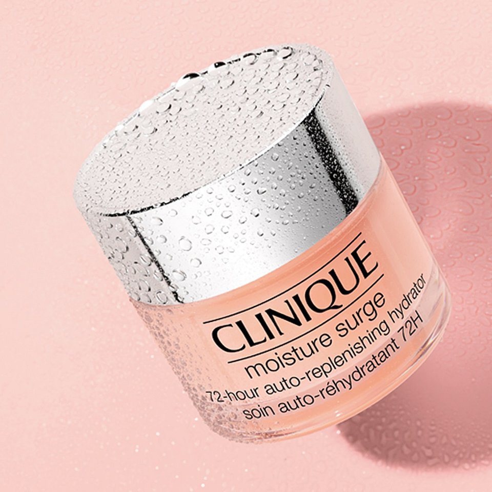 Moisture Surge Intense Skin Fortifying Hydrator to krem-żel o lekkiej konsystencji przeznaczony dla delikatnej skóry, która wymaga intensywnego nawilżenia. Zatrzymuje wodę w naskórku do 24 godzin, przez co skóra staje się bardziej elastyczna i wygląda zdrowiej. Idealny dla skóry suchej i bardzo suchej, również wrażliwej.