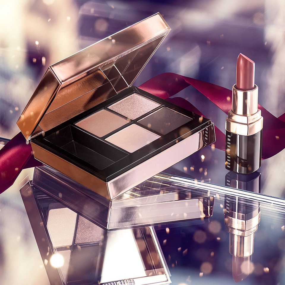 Linia kosmetyków Life of the Party Mini Lip & Eye firmy Bobbi Brown oferuje cztery neutralne odcienie cieni do powiek w aksamitnie matowym, błyszczącym oraz metalicznym wykończeniu, a uniwersalny, uwodzicielski kolor Mini Lip urzeka swoim kompaktowym, stylowym wzornictwem. Ta paleta jest koniecznością w formacie podręcznym, którą kobieta zawsze nosi przy sobie. Paleta zawiera: Mini Lip Color in Brown (2,2 g), Eye Shadow in Shell, Metallic Eye Shadow in Twilight, Metallic Eye Shadow in Oyster Pink oraz Eye Shadow in Cool Brown.