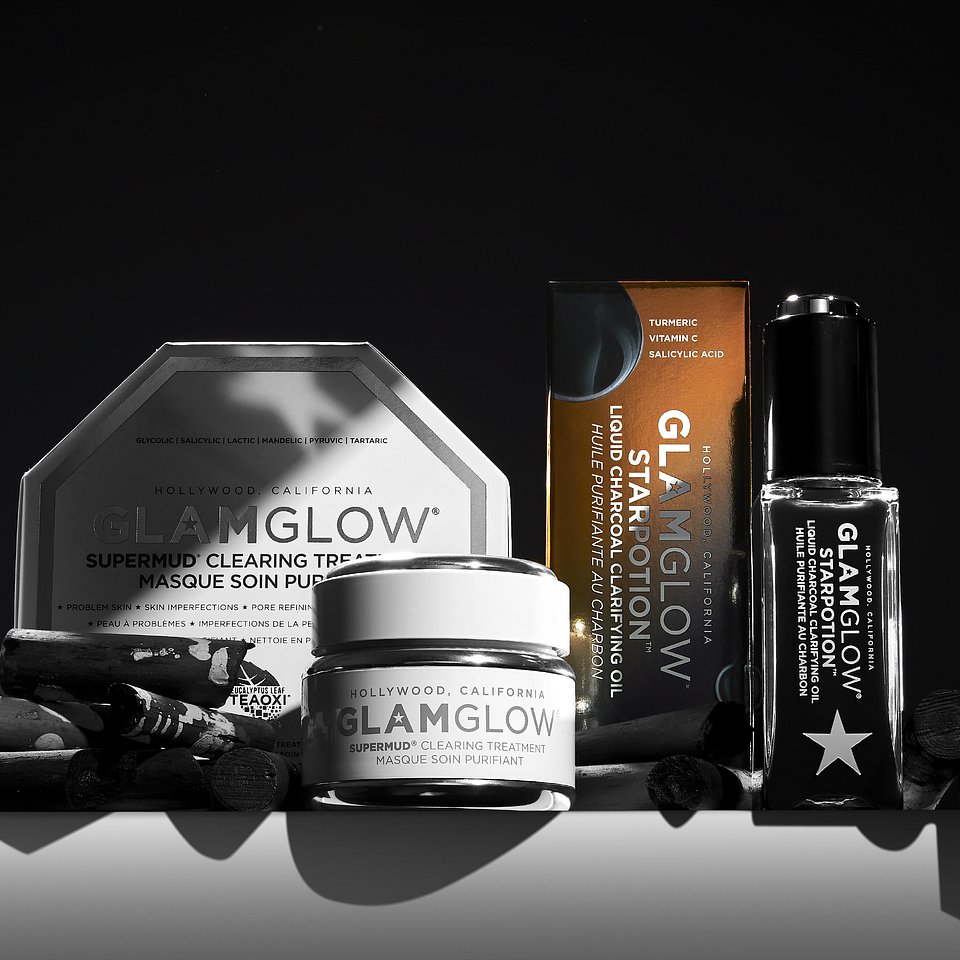 Glamglow czyli pielęgnacja rodem z Hollywood! Zaawansowany system oczyszczania skóry, który sprawia że cera nabiera świeżego blasku. Opracowany w laboratoriach GLAMGLOW skutecznie walczy z najczęściej rozpowszechnionymi problemami skóry twarzy: z rozszerzonymi porami, przebarwieniami, wypryskami, zaskórnikami, podrażnieniami.
Innowacyjna formuła idealnie oczyszcza skórę z nadmiaru tłuszczu, talku i zamieszczeń, a zawarte substancje czynne idealnie ją pielęgnują. Kosmetyk działa złuszczająco, antybakteryjnie, matująco, nie wysuszając przy tym skóry. Dodatkowo stymuluje regeneracje komórek.