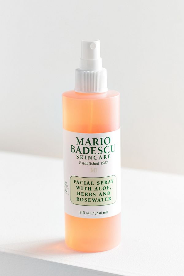 Mgiełka do twarzy: Facial Spray with Aloe, Herbs and Rosewater. Niezależnie od tego, czy masz ochotę na nawilżenie, czy odświeżenie w ciągu dnia, ulubiony spray do twarzy Mario Badescu pomaga ożywić odwodnioną skórę w dowolnym czasie i miejscu. Jest to odmładzająca mgiełka z ekstraktami ziołowymi i botanicznymi (jak Aloe Vera, Gardenia, Rose, Bladderwrack i Tymianek), które pomagają ukoić i ponownie pobudzić skórę - nadając jej zdrowy, promienny blask.