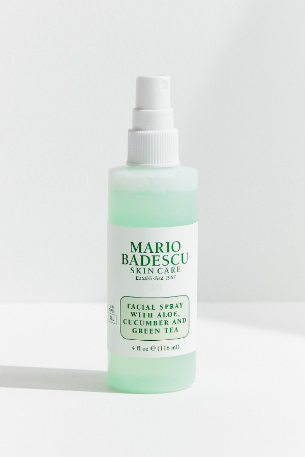 Mgiełka do twarzy: Facial Spray with Aloe, Cucumber and Green Tea.
Odżywiaj zmęczoną skórę Cucumber and Peppermint Essential Waters. Ta mgiełka do twarzy Mario Badescu zapewnia wzmocnienie nawilżenia, a zawarta w nim zielona herbata zapewnia silną ochronę antyoksydacyjną - pozostawiając skórę odświeżoną i odżywioną.