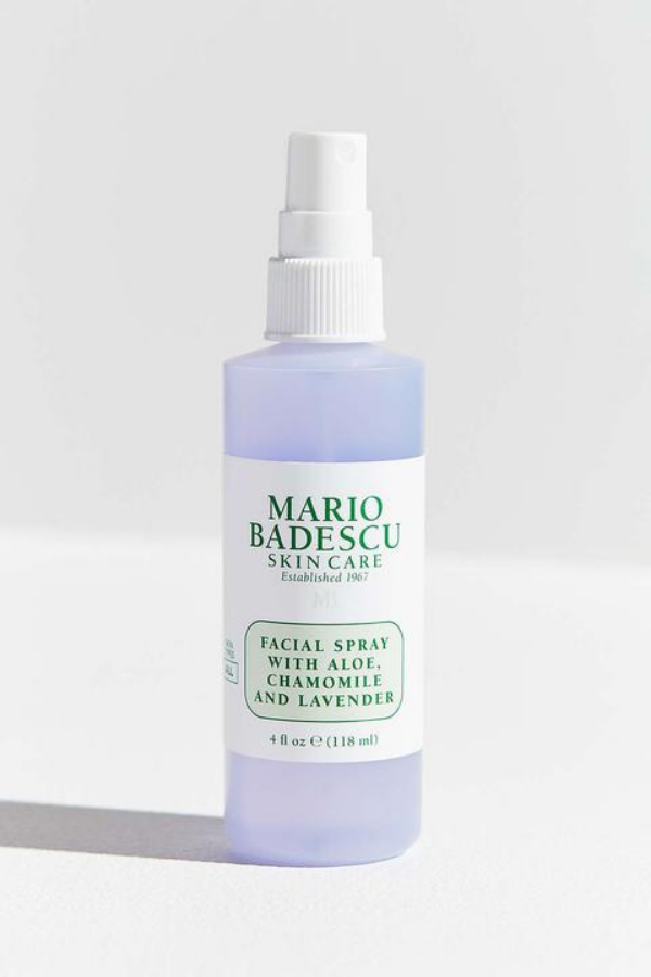 Mgiełka do twarzy: Facial Spray with Aloe, Chamomile and Lavender.
Wzmocnij skórę naparem uspokajających roślin (w tym wyciągiem z rumianku i olejem lawendowym) i lawendową wodą zasadową. Ta mgiełka do twarzy Mario Badescu dostarcza kojącego nawilżenia, a zawarty w niej przeciwutleniacz (Witamina C) zwalcza wolne rodniki powodujące starzenie się skóry, pozostawiając ją zrównoważoną i promienną.