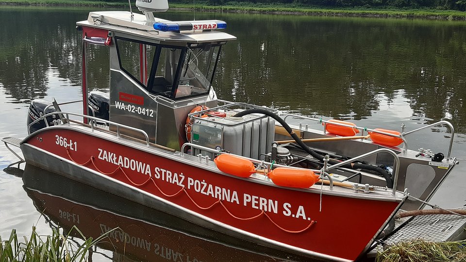 Łódź wyposażona została w specjalistyczny sprzęt ratowniczy.
