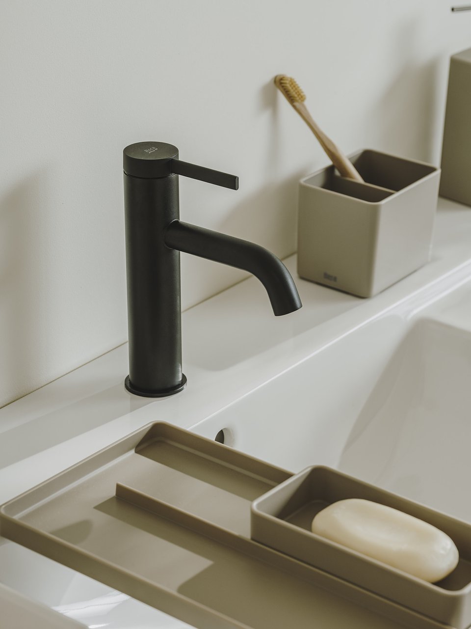 Ona_faucet_mat_black.jpg