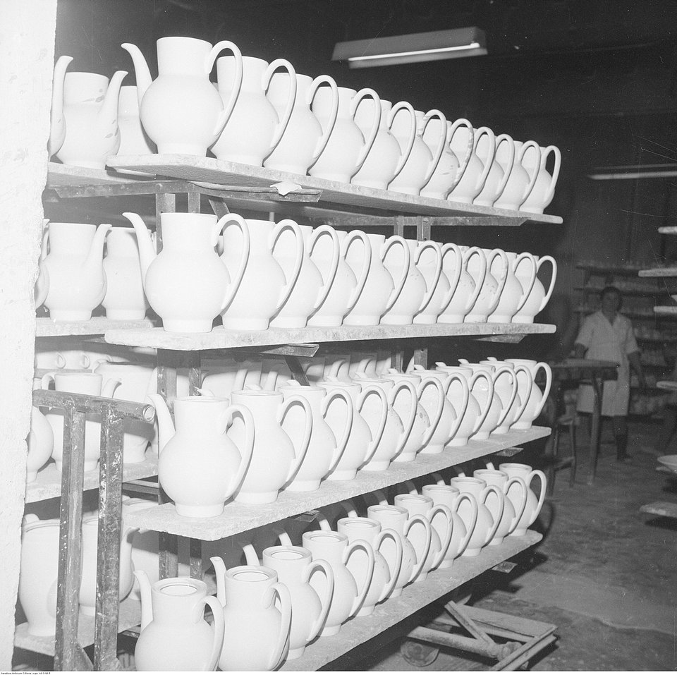 Fabryka Porcelany w Ćmielowie, 1975, fotografia pochodzi ze zbiorów Narodowego Archiwum Cyfrowego