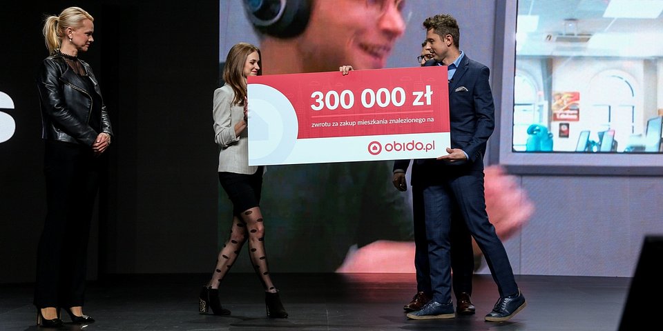 Symboliczne wręczenie nagrody jednej z poprzednich edycji