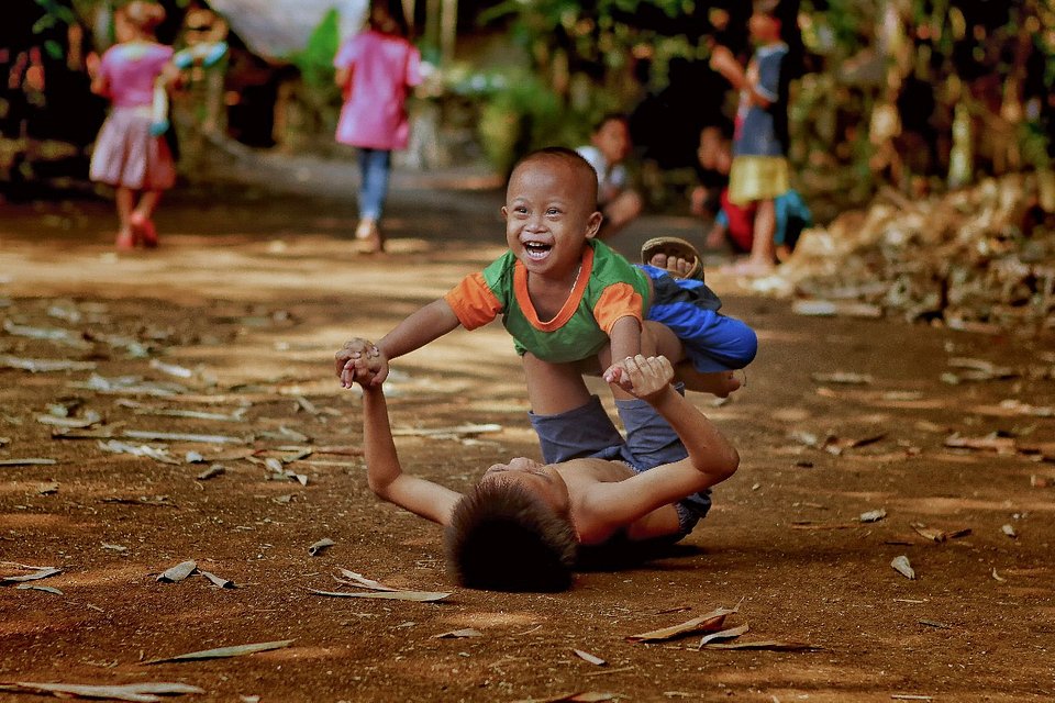 Simple fun times for these two brothers (Dikye Ariani/AGORA images)