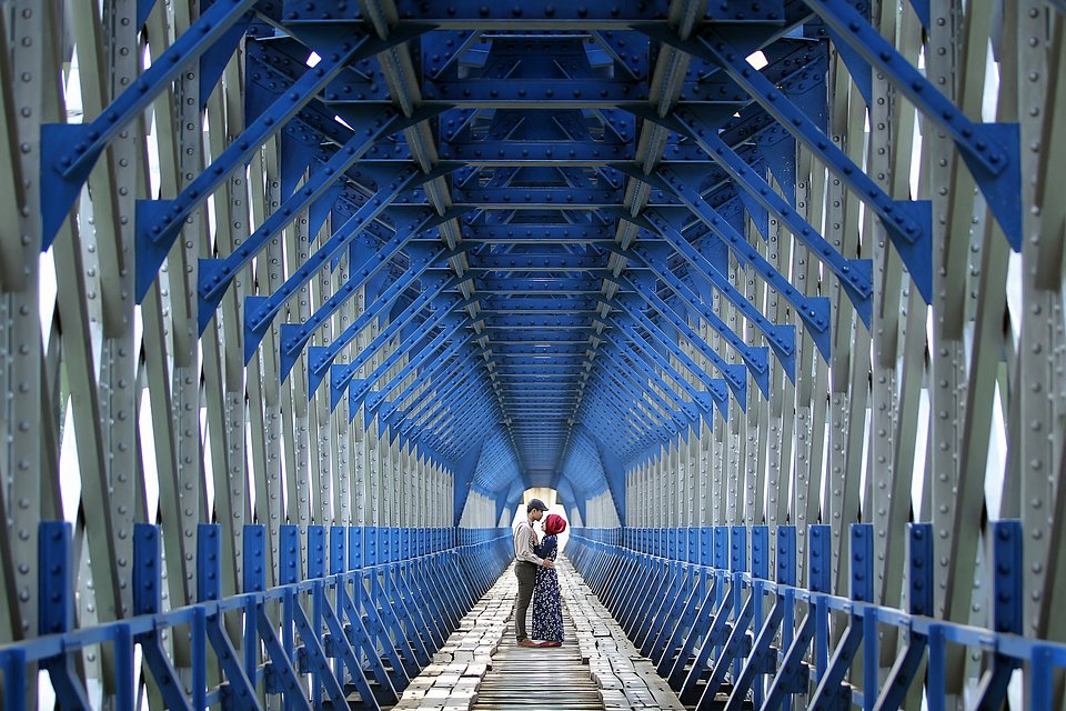 Engagement photoshoot on the Cirahong Bridge (Bhayangkara/AGORA images)