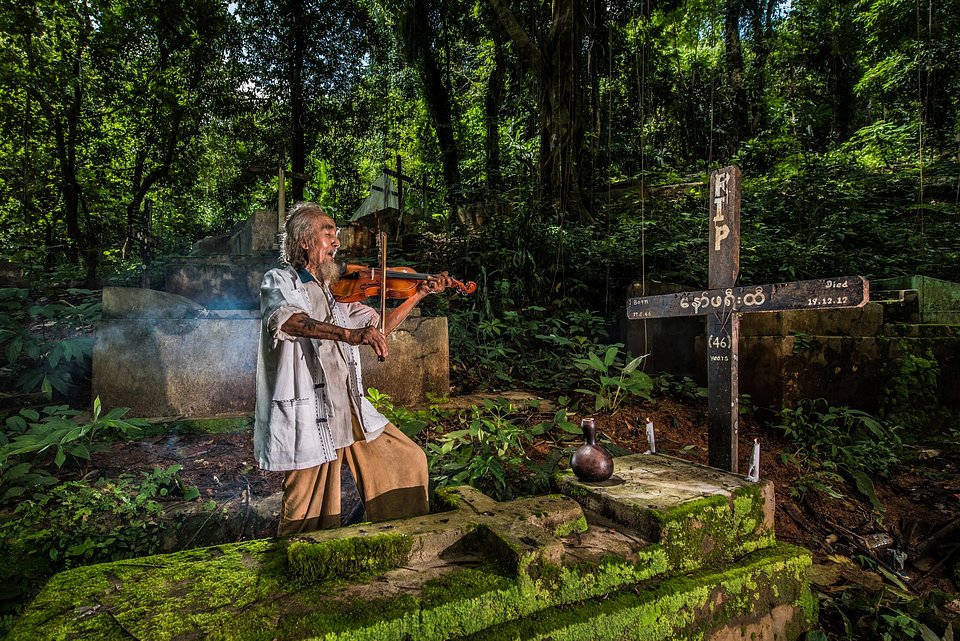 Widowed-man visits his late wife at the cemetery (Fabian Saw/AGORA images)