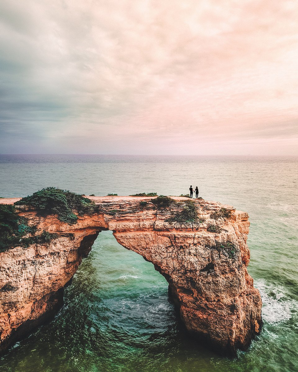 Romantic moment for this couple looking at the horizon together in Portugal (Vitor Esteves/AGORA images)